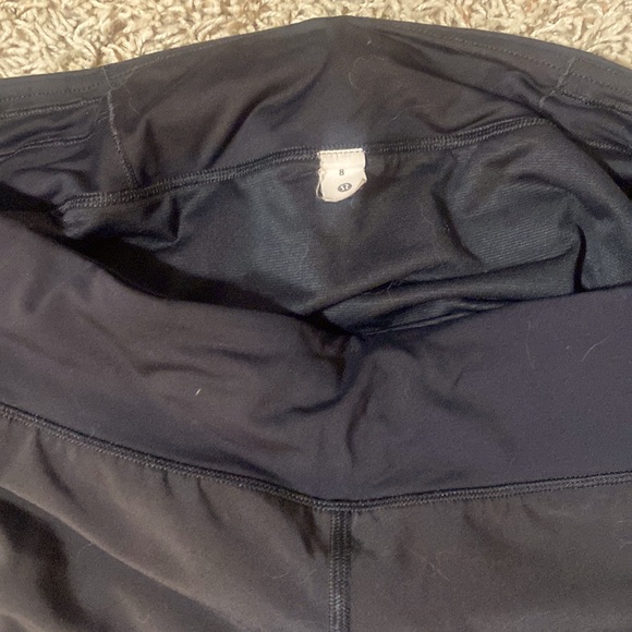 This are the Lulu Speed Up shorts 2.5 in black - Picture 4 of 5